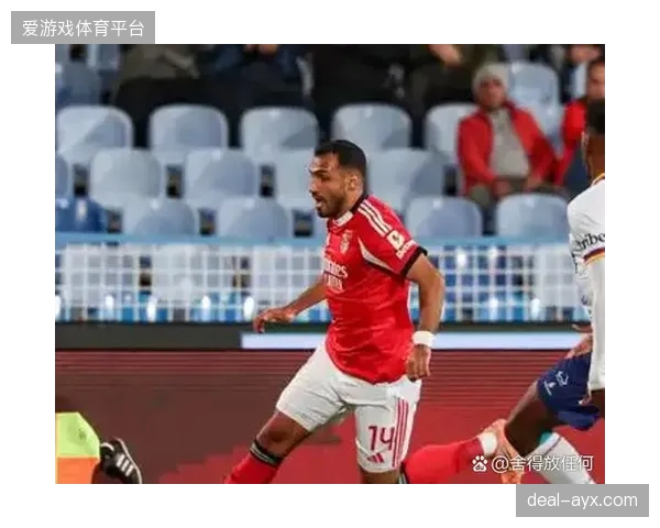 三中卫体系不仅稳固防守，高大的中后卫在定位球进攻中同样扮演重要角色。